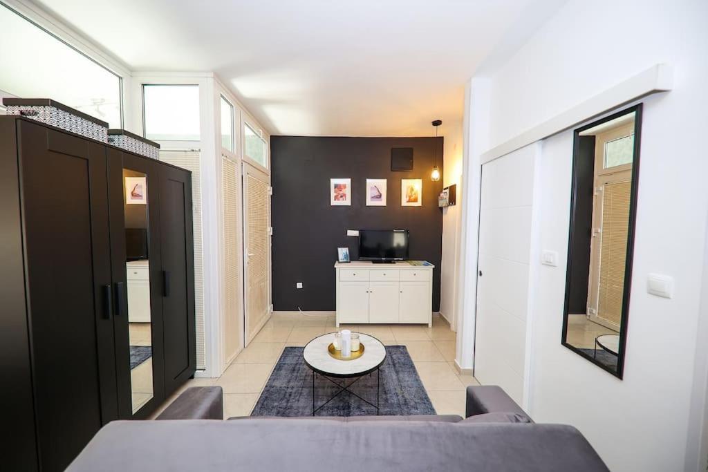 Apartment “minipalais” In The Heart Of